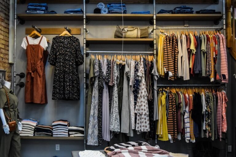 Interior de un local comercial con la ropa colocada y el suelo despejado