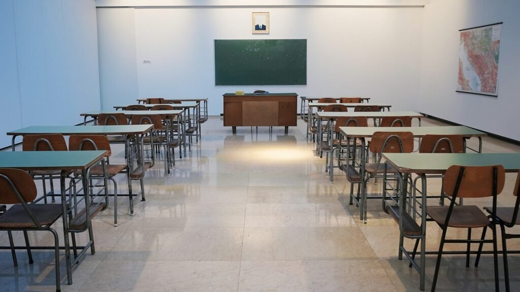 Limpieza de colegios en Madrid: aula vacía y limpia antes de la primera clase