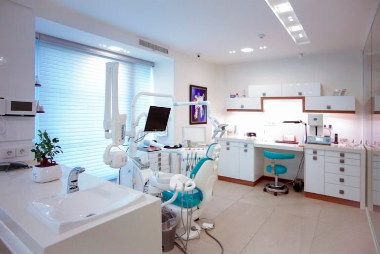 Consulta clínica vacía, con el equipamiento y las superficies despejadas