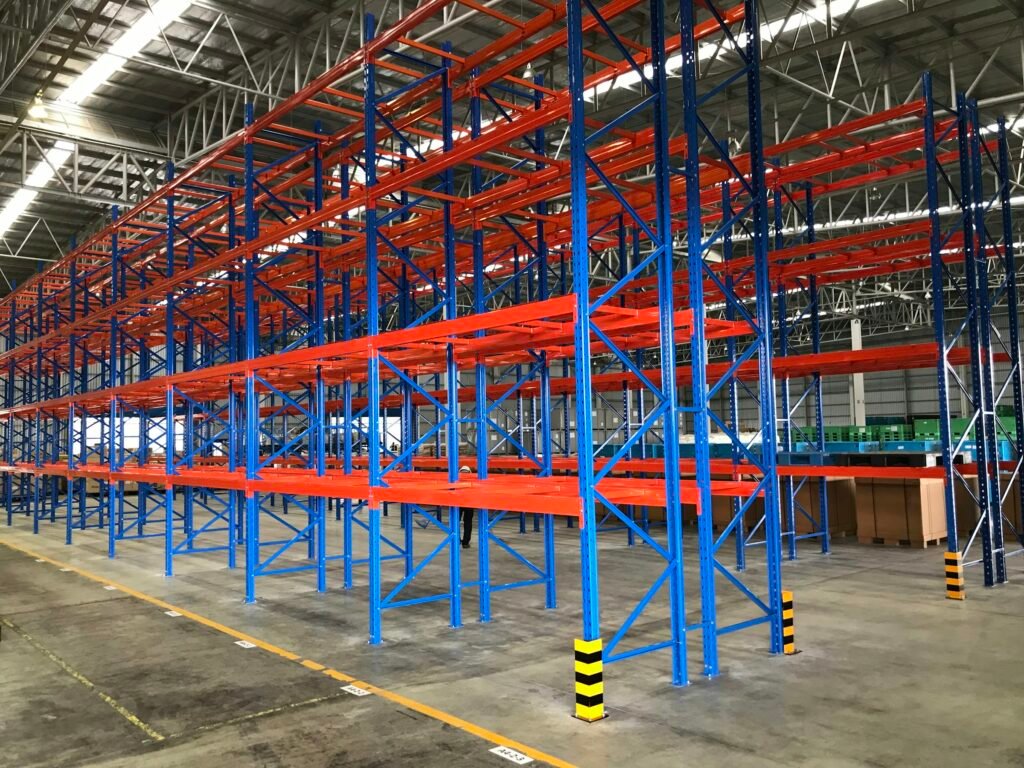 Almacén logístico con las estanterías montadas y los pasillos de circulación despejados