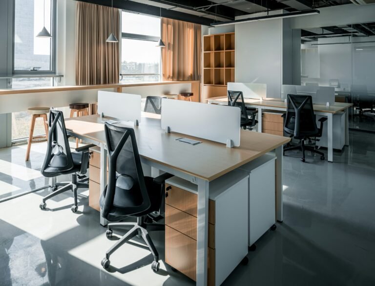 Empresa de limpieza de oficinas en Madrid: oficina diáfana vacía y lista antes de que llegue la plantilla