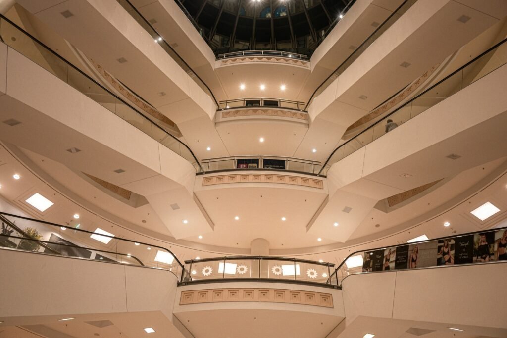 Zonas comunes de un centro comercial: galería interior con las plantas de locales y el atrio central
